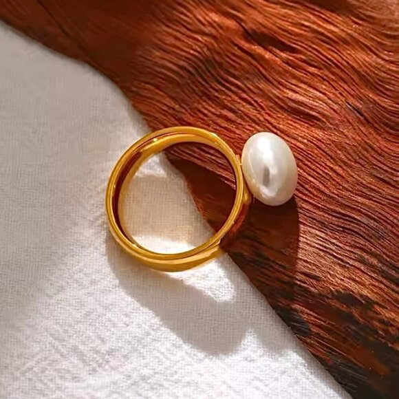 NWT White Pearl Ring Sz.9 18K Hold Plated Minimalist Classic - Picture 1 of 8